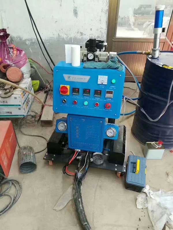 工業提升卷簾門填充聚氨酯澆注機(圖2) Q2600D型工業提升卷簾門填充聚氨酯澆注機