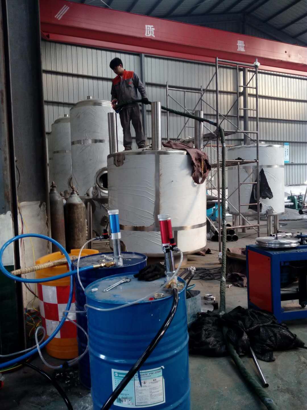 不銹鋼水箱保溫模塊聚氨酯填充 用哪種噴涂機(jī)(圖1) 不銹鋼水箱保溫模塊聚氨酯填充