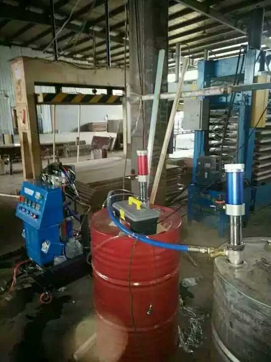 聚氨酯門板發(fā)泡設備(圖1) JNJX-Q2600D聚氨酯門板發(fā)泡設備