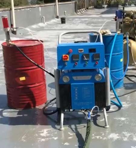 小型噴涂料機多少錢一臺(圖1) Q5200小型噴涂料機屋頂防水施工案例